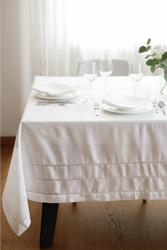 Servizio da tavola bianco con orlo a giorno 180x270 e 12 tovaglioli
