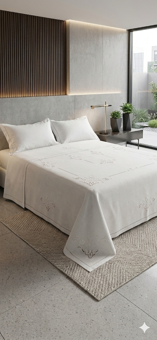 Completo letto in lino con ricami e intagli art 8100