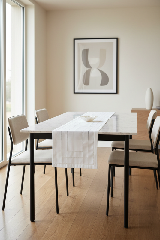 Runner ricamato con orlo a giorno 40x135